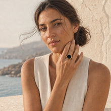 Ivory Enamel Lip Balm Ring - Goud