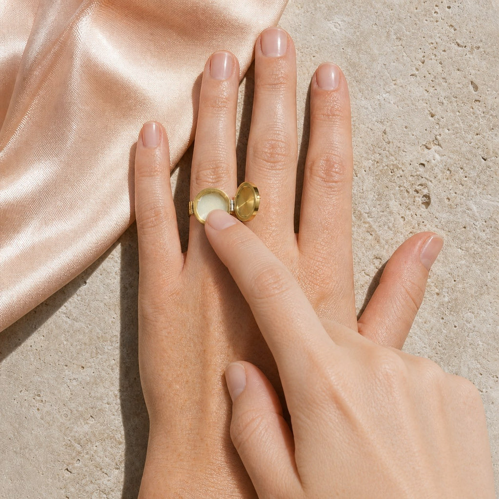 Aqua Abalone Lip Balm Ring - Goud