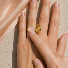 Ivory Enamel Lip Balm Ring - Goud