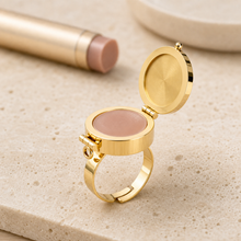 Ivory Enamel Lip Balm Ring - Goud